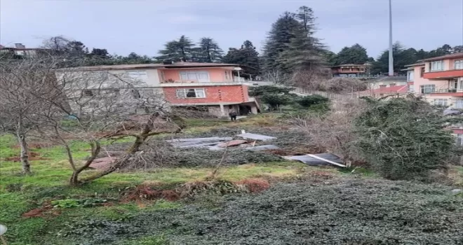 Rize’de kuvvetli rüzgar nedeniyle bazı ev ve iş yerlerinin çatısı uçtu