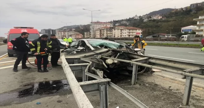 Rize'de refüje çarpan otomobilin sürücüsü hayatını kaybetti