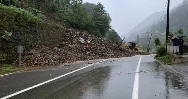 Rize’de şiddetli yağış etkili oluyor