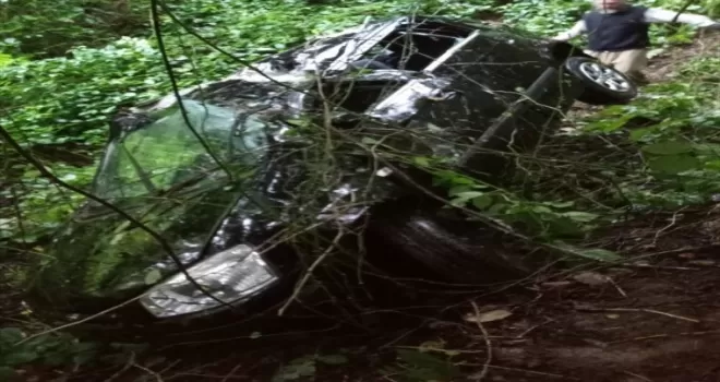 Rize'de uçuruma yuvarlanan otomobilin sürücüsü yaralandı