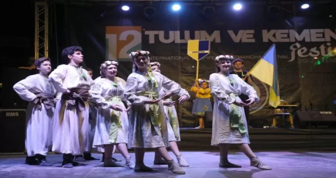 Rize’de, Ukraynalı dans topluluğu ekibi “savaş karşıtı“ dans gösterisi yaptı