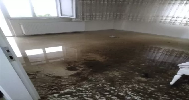 Rize’de yağış sonucu bir evin zemin katını su bastı