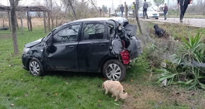 Salıpazarı’nda devrilen otomobildeki 2 kişi yaralandı