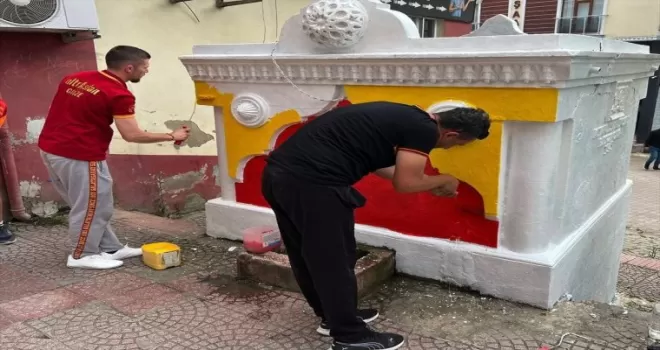 “Şampiyon çeşme“ bu yıl Galatasaray’ın renklerine büründü