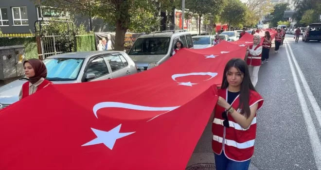Samsun’da 100 metrelik Türk bayrağıyla Kızılay yürüyüşü yapıldı