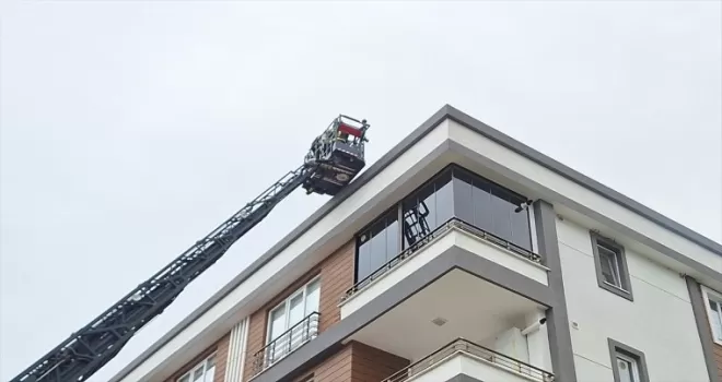 Samsun’da 5 katlı binan çatı katında yangın çıktı