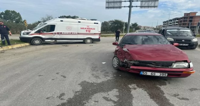 Samsun’da ambulans ile otomobilin çarpıştığı kazada 4 kişi yaralandı
