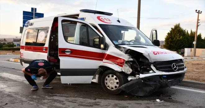 Samsun’da ambulans ile otomobilin çarpıştığı kazada 4 kişi yaralandı