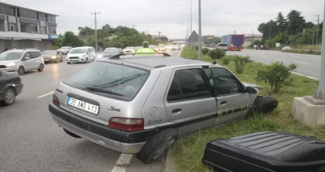 Samsun’da aydınlatma direğine çarpan otomobildeki 2 kişi yaralandı
