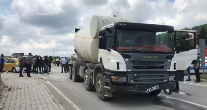 Samsun’da beton mikseri ile taksi çarpıştı, 5 kişi yaralandı