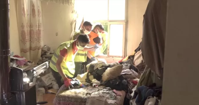 Samsun’da bir evden 18 kamyon çöp ve atık çıkarıldı