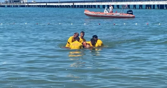 Samsun’da boğulma vakalarının önüne geçmek için cankurtaranlar tatbikat yaptı