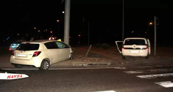 Samsun’da çarpışan hafif ticari araç ile otomobildeki 4 kişi yaralandı