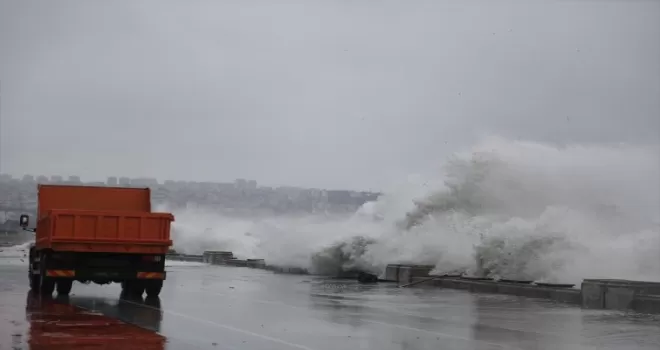 Samsun'da dalgalar sahilde hasara neden oldu