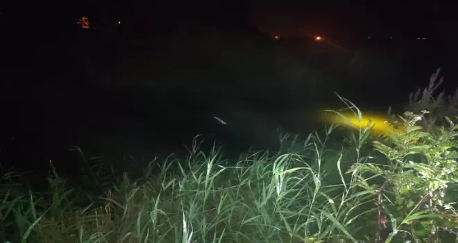 Samsun’da dereye devrilen otomobilden sürücüyü vatandaşlar çıkardı
