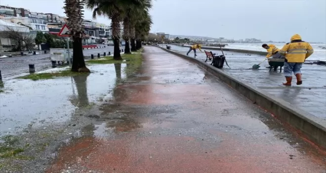 Samsun’da dev dalgaların sahile sürüklediği taş ve kaya parçaları temizlendi
