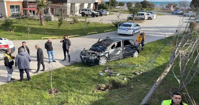 Samsun'da devrilen otomobildeki 3 genç yaralandı