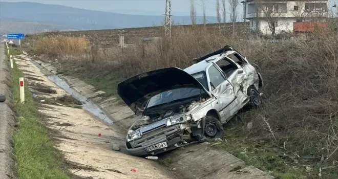 Samsun’da devrilen otomobilin sürücüsü yaralandı