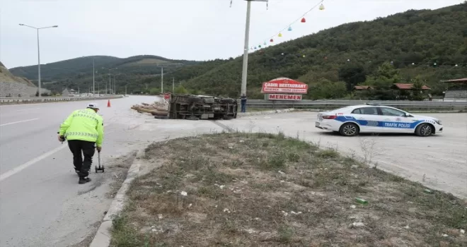 Samsun’da devrilen tomruk yüklü kamyonetin sürücüsü yaralandı