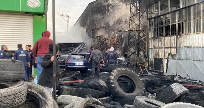 Samsun’da eski araç lastiklerinin bulunduğu depoda çıkan yangın söndürüldü