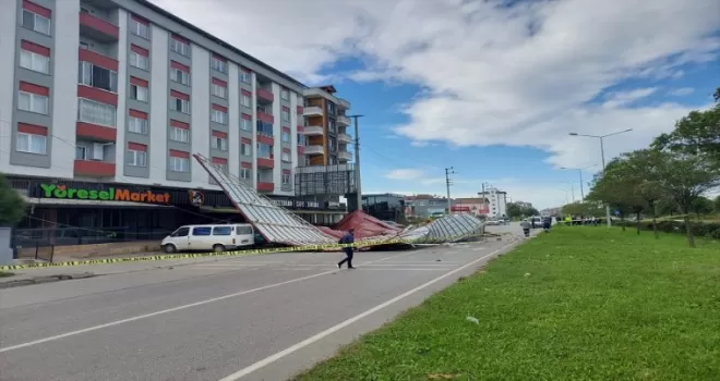 Samsun’da etkili olan şiddetli rüzgarda binanın çatısı uçtu