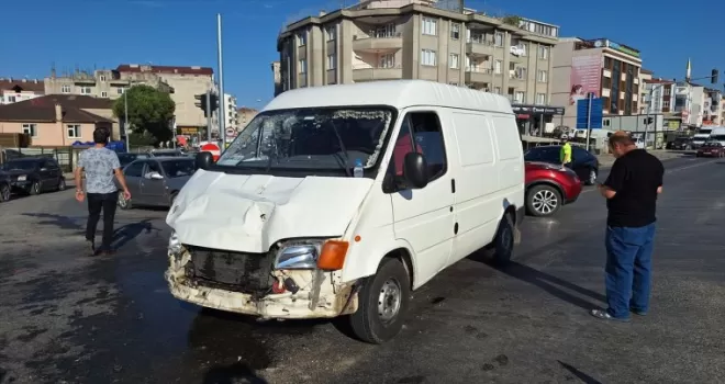 Samsun’da hafif ticari araçla çarpışan minibüsteki anne ile kızı yaralandı