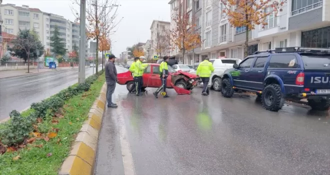 Samsun'da hafif ticari araçla çarpışan otomobilin sürücüsü yaralandı