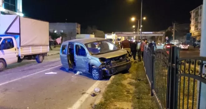Samsun’da hafif ticari araçla otomobilin çarpıştığı kazada 4 kişi yaralandı