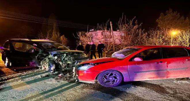 Samsun’da hafif ticari araçla otomobilin çarpıştığı kazada 6 kişi yaralandı
