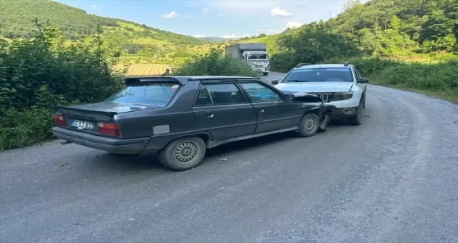 Samsun’da iki otomobil çarpıştı, 2 kişi yaralandı