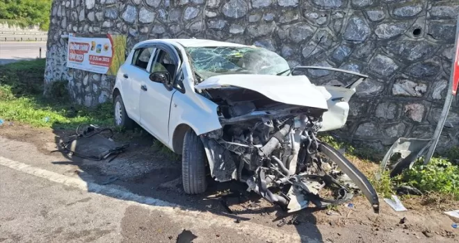 Samsun’da istinat duvarına çarpan otomobildeki 3 kişi yaralandı