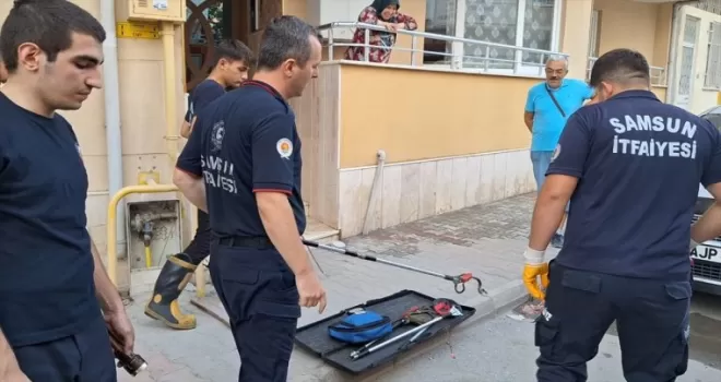 Samsun’da itfaiye ekipleri yılanı sıkıştığı yerden kurtardı