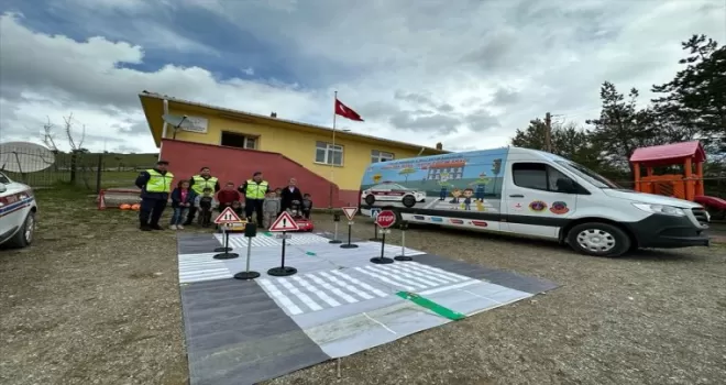 Samsun’da jandarma kırsalda yaşayan öğrencilere trafik eğitimi verdi