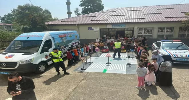 Samsun’da jandarma Terme ve Çarşamba’da öğrencilere trafik eğitimi verdi