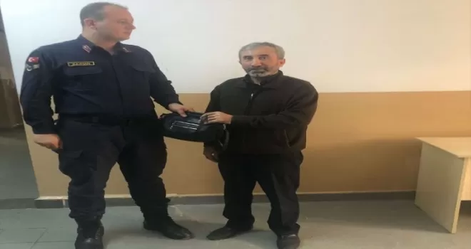 Samsun’da jandarma yol kenarında bulduğu çantayı sahibine teslim etti