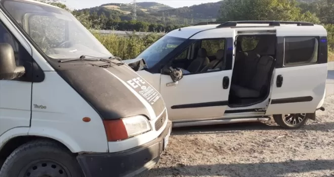 Samsun’da kamyonet ile hafif ticari araç çarpıştı, 3 kişi yaralandı