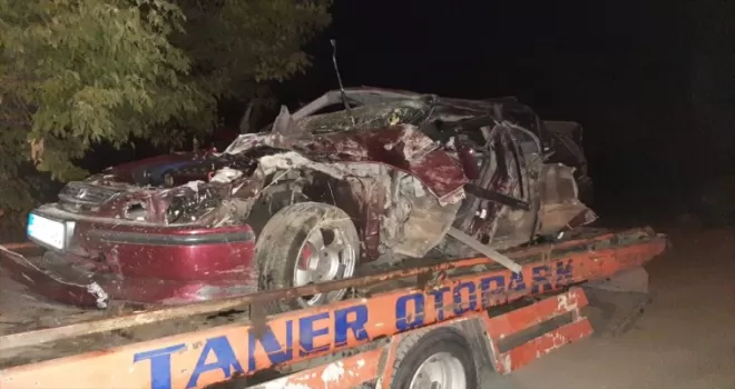 Samsun’da köprünün korkuluklarına çarpan otomobildeki 3 kişi yaralandı