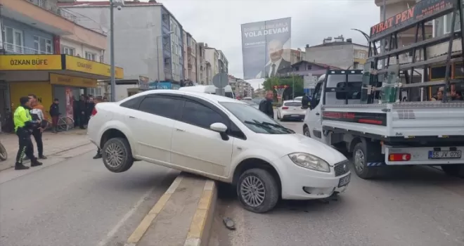 Samsun’da minibüs ile çarpışan otomobilin sürücüsü yaralandı