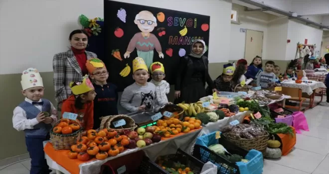 Samsun'da minik öğrenciler yerli malı için okul koridorunda tezgah açtı