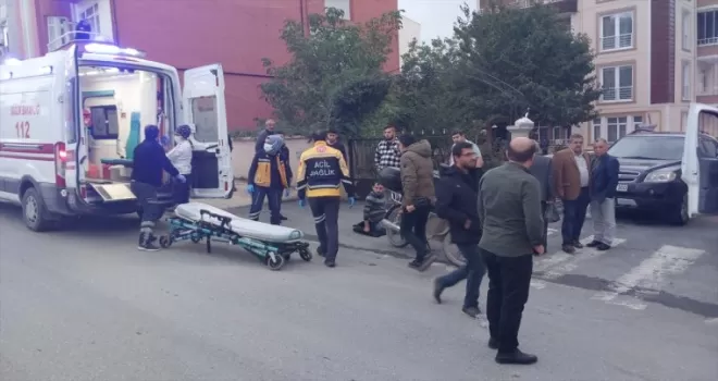 Samsun'da motosikletin çarptığı yaya ve motosiklet sürücüsü yaralandı