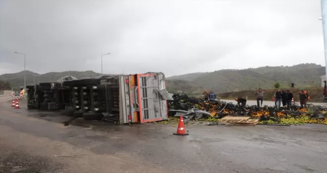 Samsun'da narenciye yüklü tır devrildi, 2 kişi yaralandı