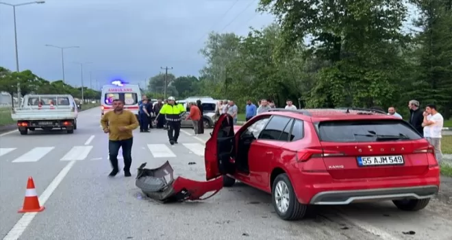 Samsun’da otomobil hafif ticari araca çarptı 2 kişi yaralandı