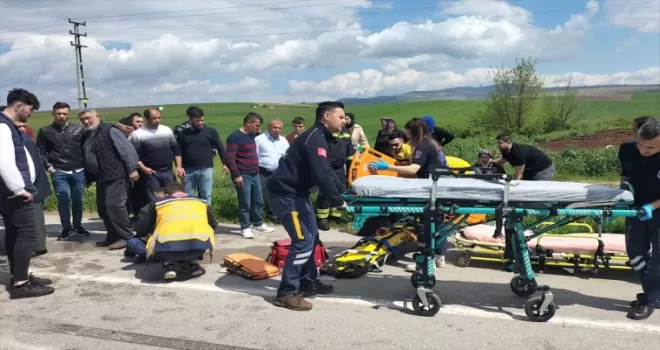 Samsun’da otomobil ile hafif ticari aracın çarpıştığı kazada 6 kişi yaralandı