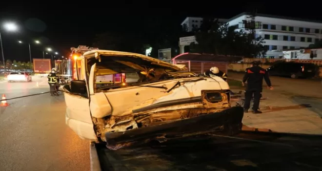 Samsun'da panelvanın devrilmesi sonucu iki kişi yaralandı
