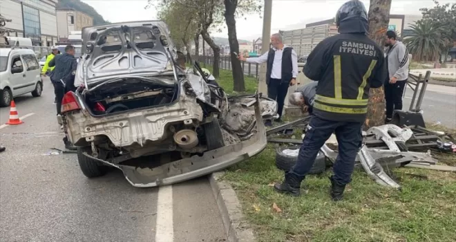 Samsun'da refüje çarpıp devrilen otomobilin sürücüsü yaralandı