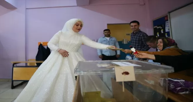 Samsun’da sandığa gelinliğiyle gelen seçmen oy kullandı