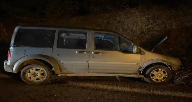 Samsun'da şarampole devrilen hafif ticari araçtaki 3 kişi yaralandı