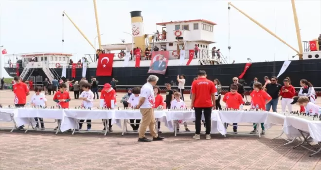 Samsun’da satranç şampiyonu ile 19 minik sporcu gösteri maçı yaptı