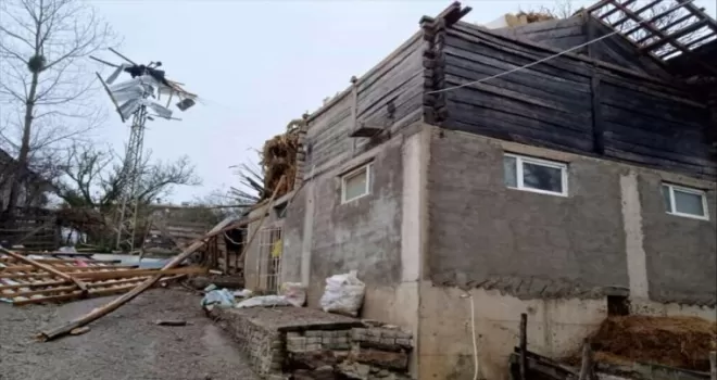 Samsun’da şiddetli rüzgar çatıları uçurdu