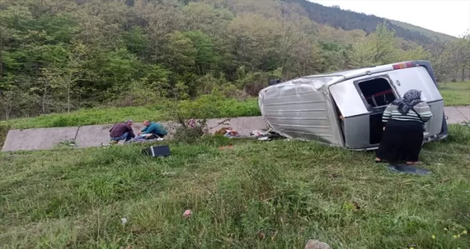 Samsun’da sulama kanalına devrilen hafif ticari araçtaki 4 kişi yaralandı